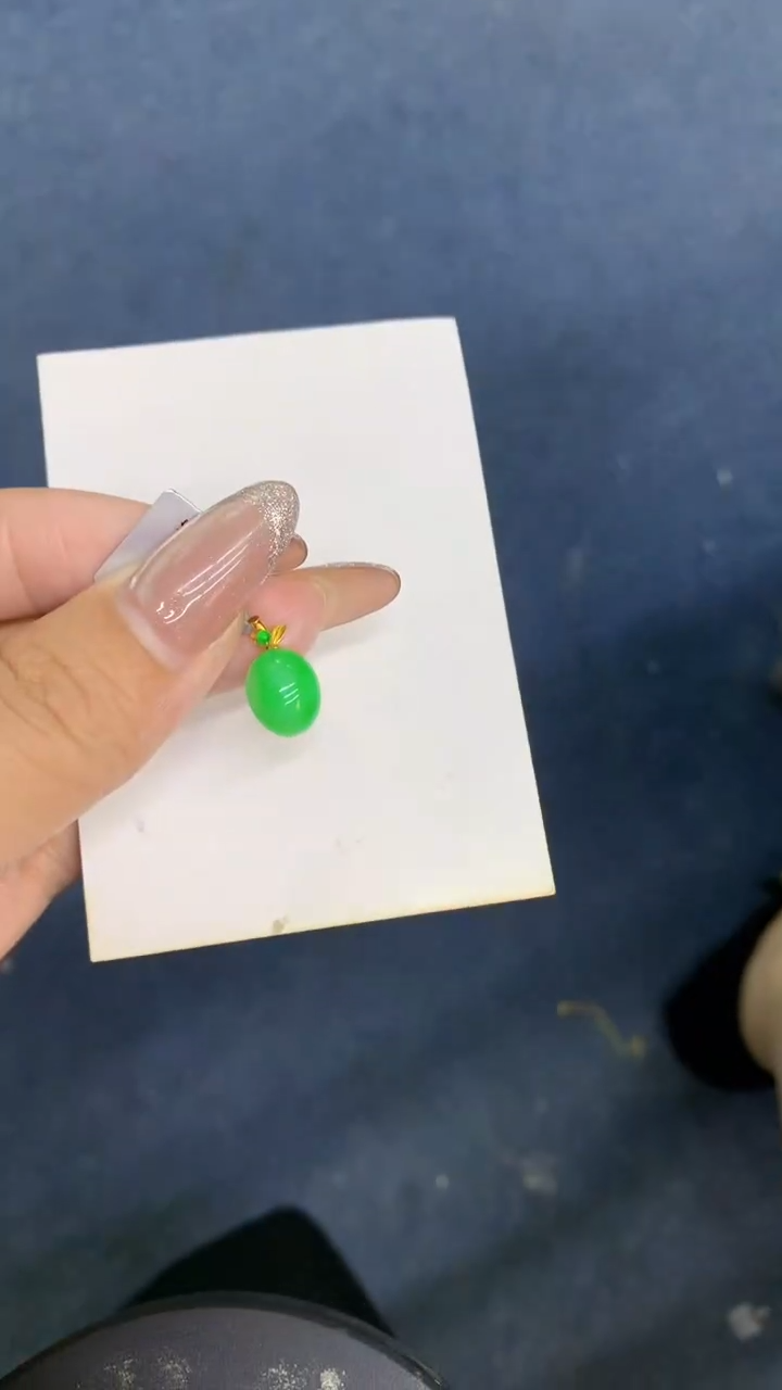 颈饰18K金镶嵌翡翠·