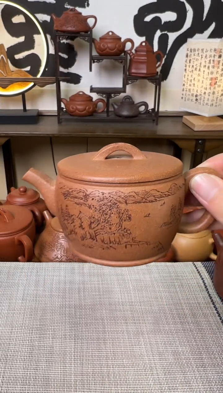 【闪购商品】段泥茶壶黄降坡汉瓦壶山水刻150CC-甘来兵