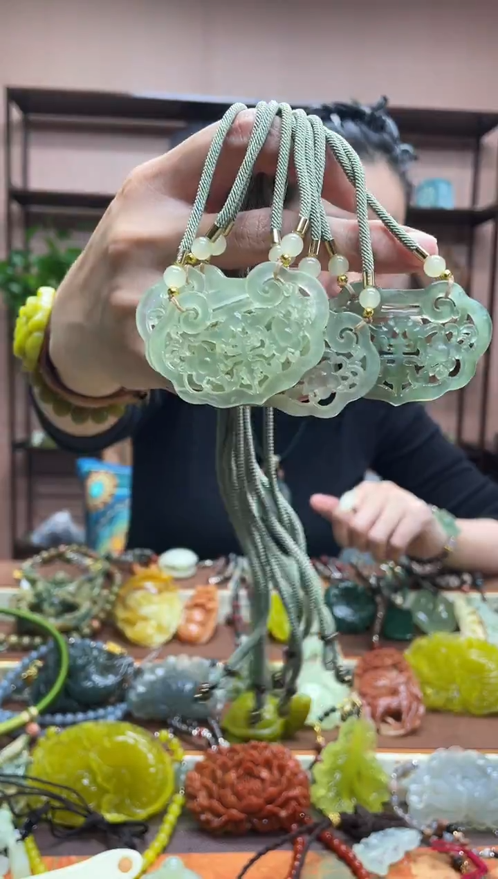 未镶嵌岫玉吊坠多样性发货发其中之一