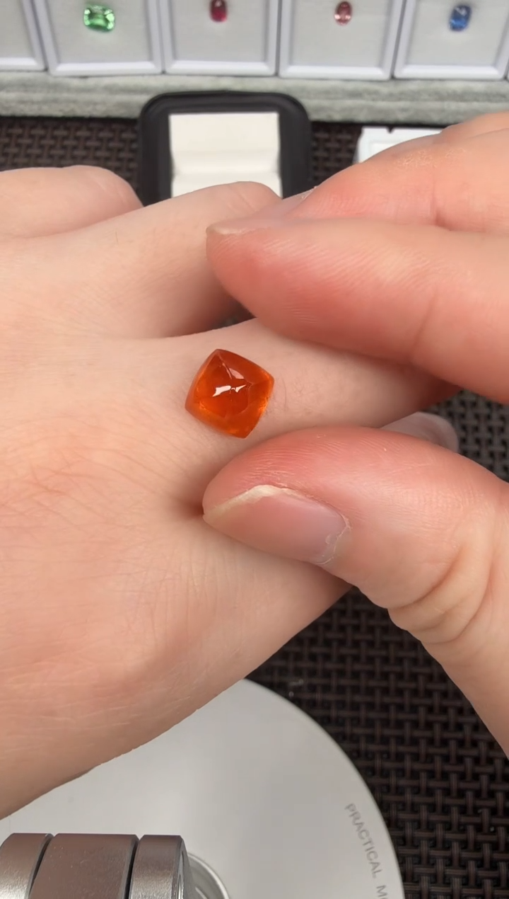 【闪购商品】石榴石（芬达石）糖塔未镶嵌5.3ct-B012369