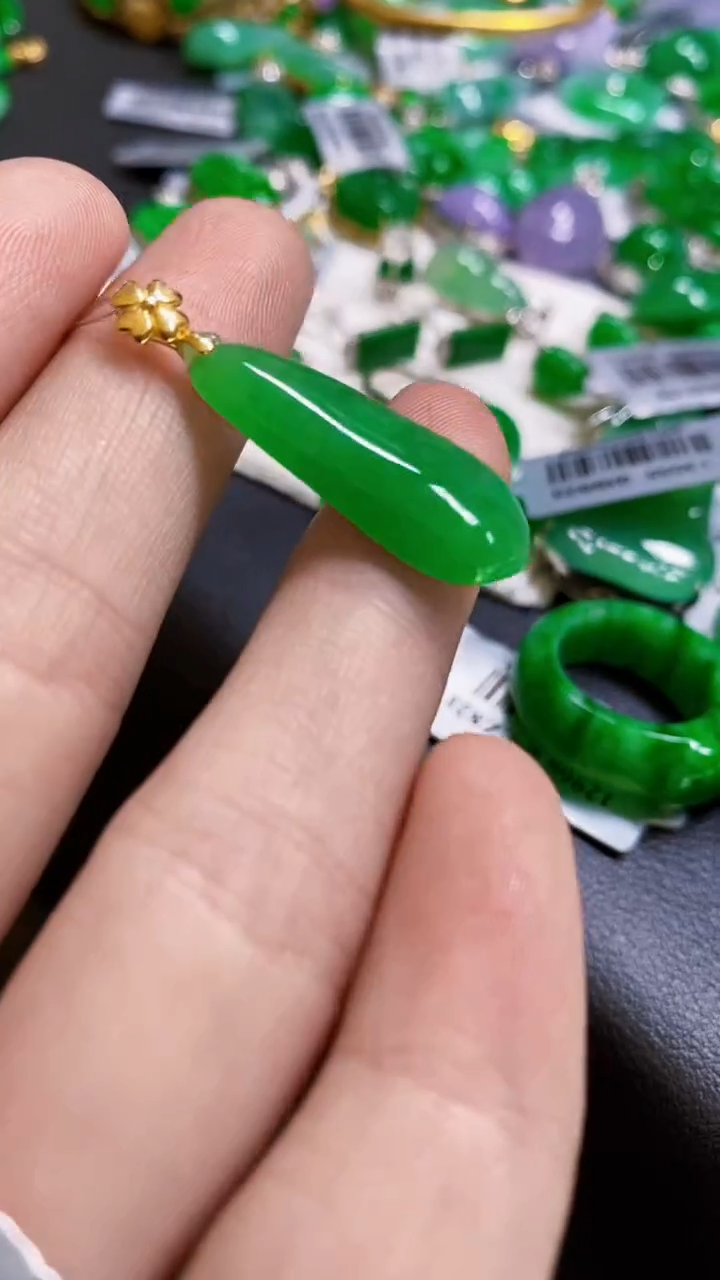 颈饰18K金镶嵌翡翠瓜