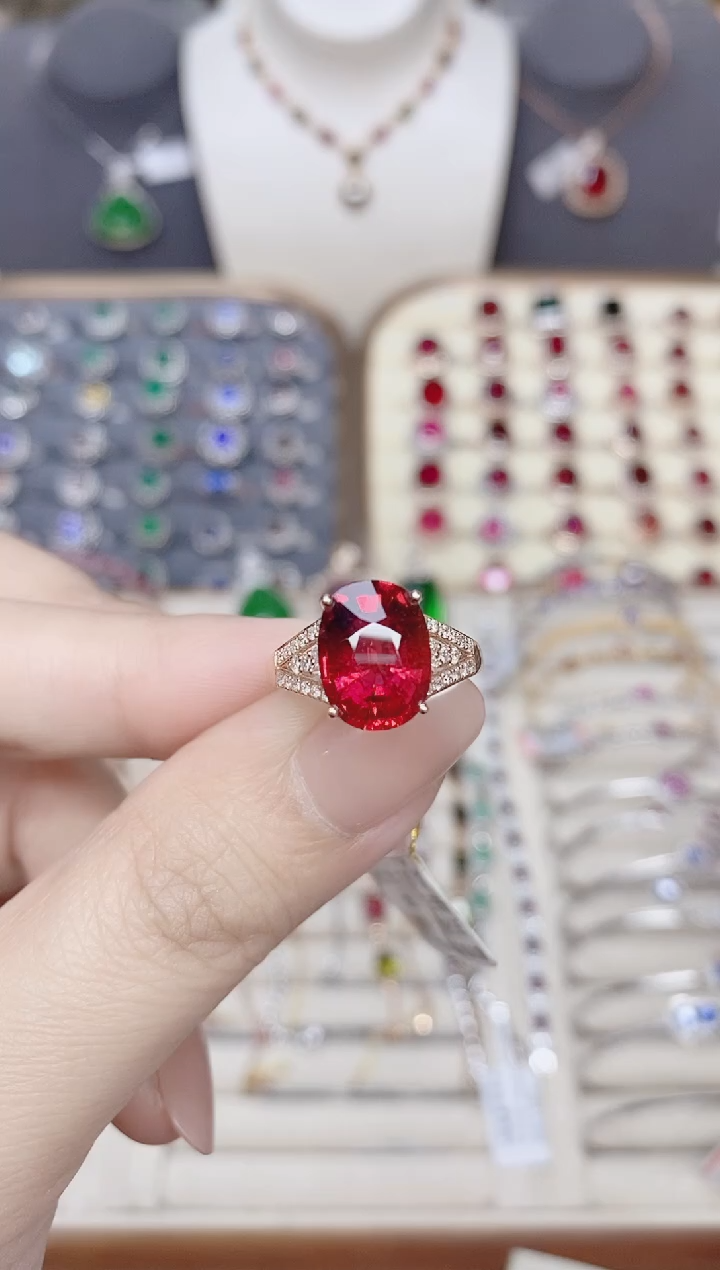 18K金镶嵌碧玺戒指碧玺4.5CT