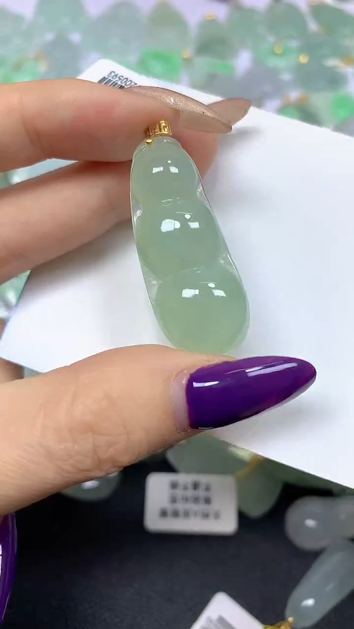 颈饰18K金镶嵌翡翠 