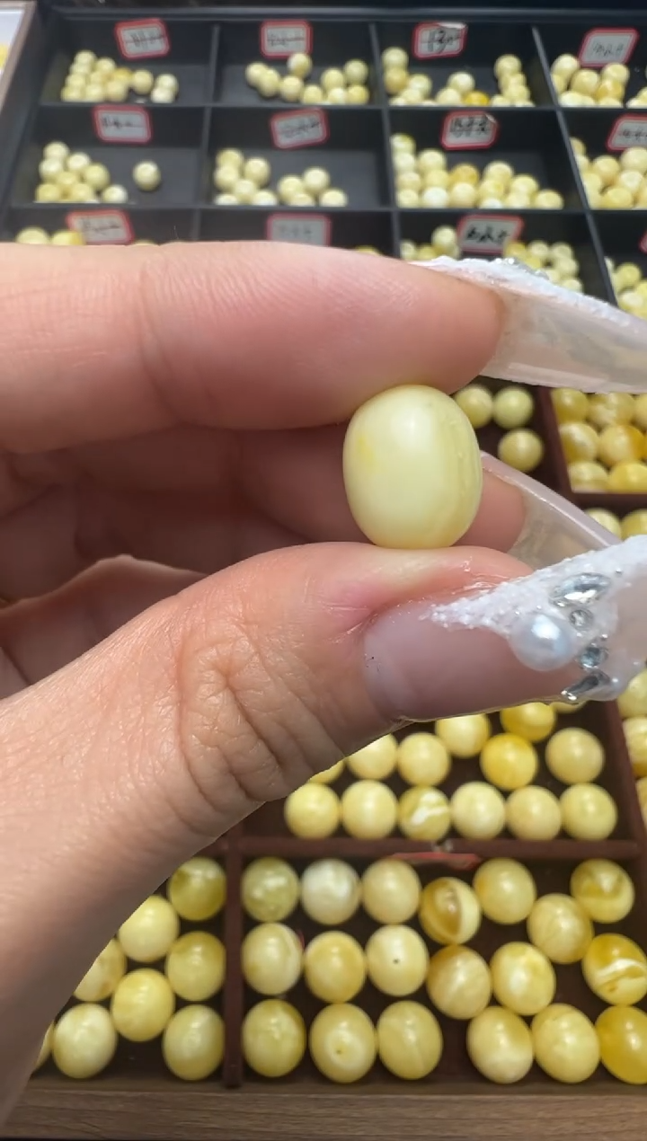 【闪购商品】蜜蜡裸石未镶嵌俄料微瑕10.4*13mm0.829克