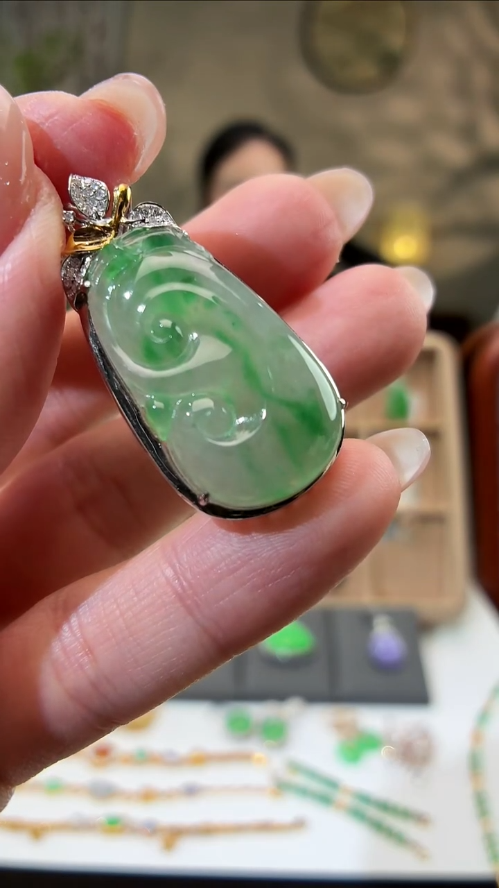 颈饰18K金镶嵌翡翠如意