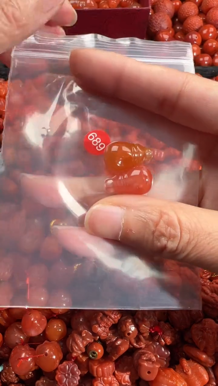 南红玛瑙未镶嵌颈饰1