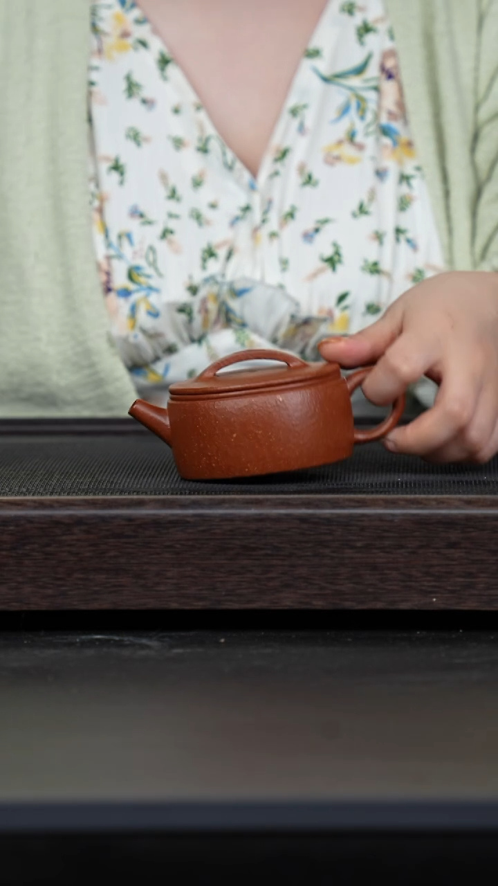 紫砂茶壶宝山红降坡汉瓦