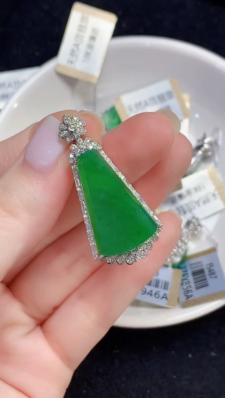 吊坠(不含链)18K金镶嵌翡翠多样性发其一