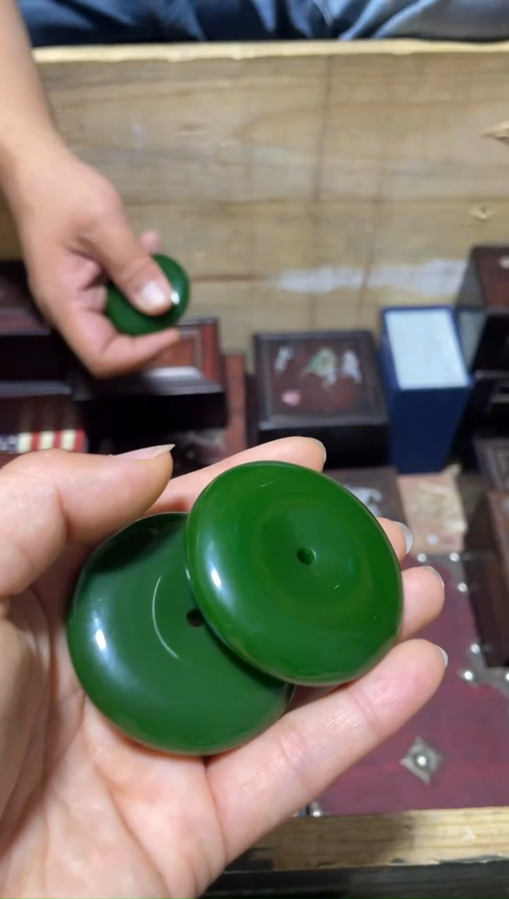 和田玉未镶嵌颈饰菠菜绿平安扣1件