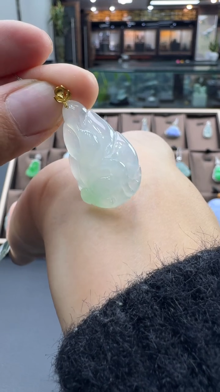 颈饰18K金镶嵌翡翠九尾