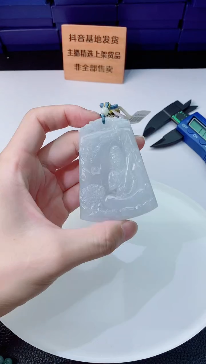 翡翠未镶嵌颈饰   `