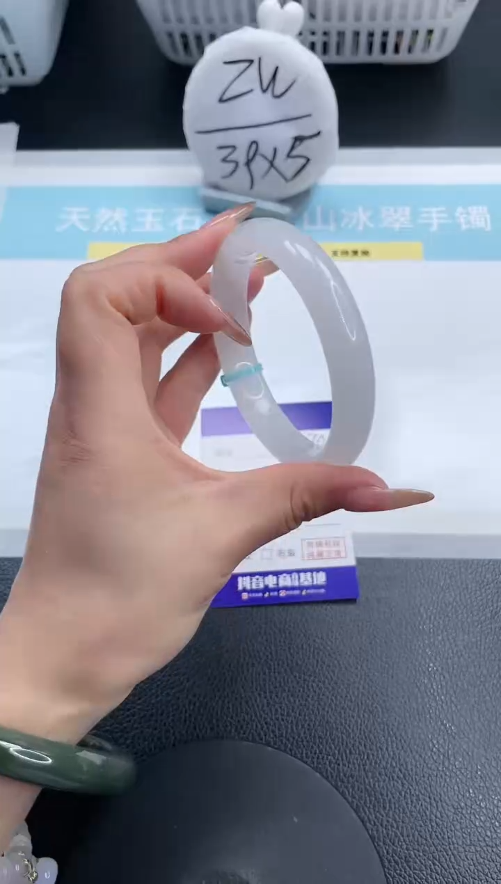 【闪购商品】石英质玉手镯未镶嵌18S264-60