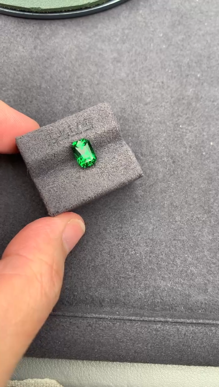 未镶嵌裸石石榴石（沙弗莱）2ct 沙弗莱 定制 BH