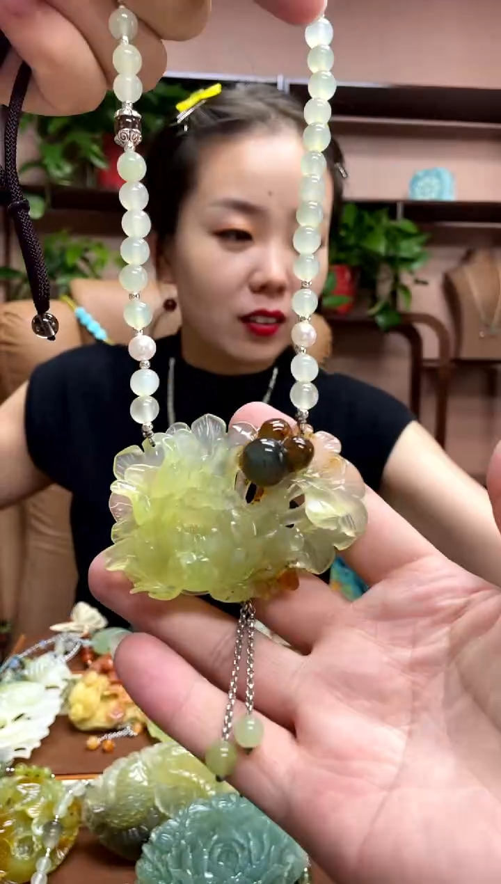 未镶嵌岫玉颈饰·
