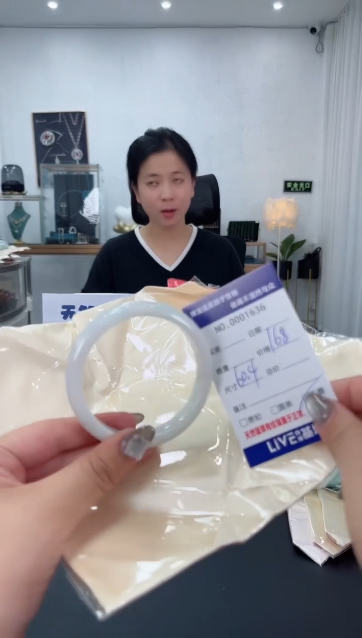 【闪购商品】翡翠手镯未镶嵌天然翡翠A货