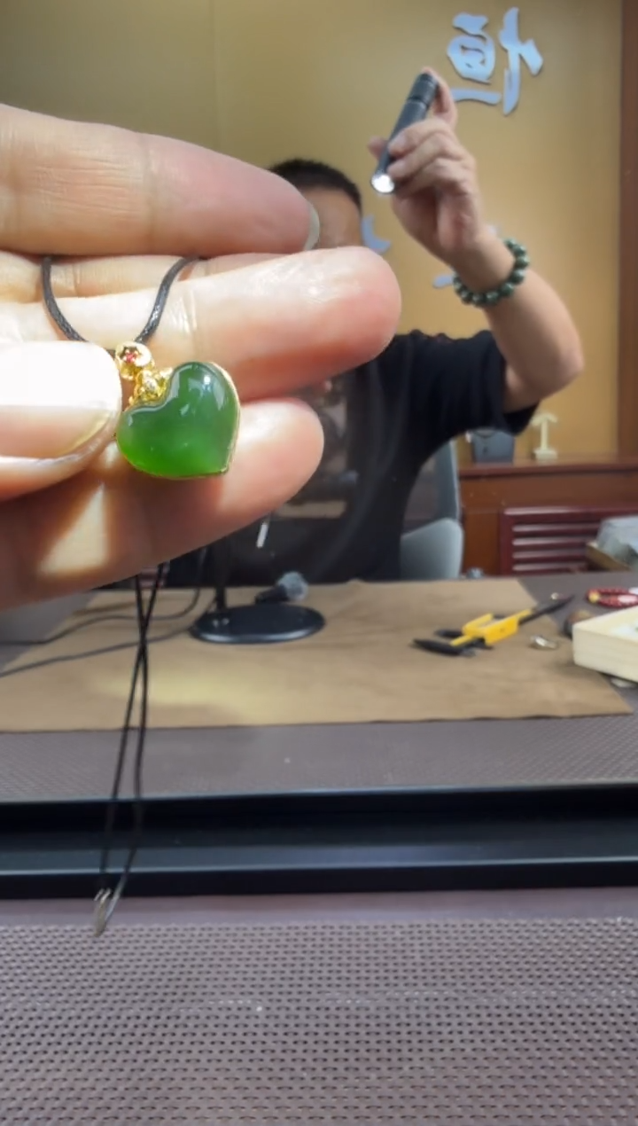 颈饰18K金镶嵌和田玉挂件