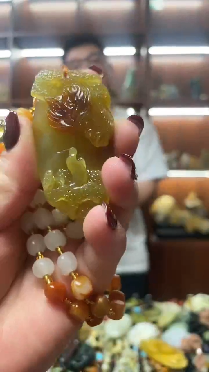 未镶嵌蛇纹石玉吊坠    