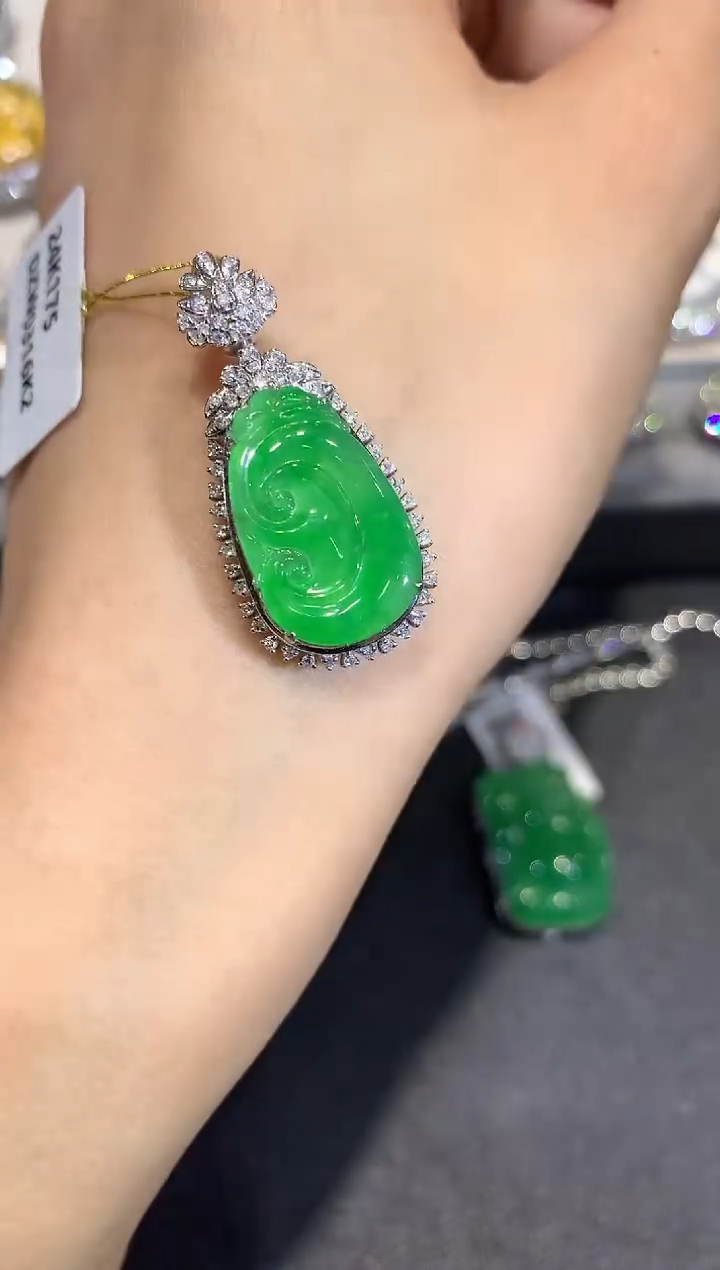 【闪购商品】翡翠吊坠(不含链)18K金镶嵌q341      