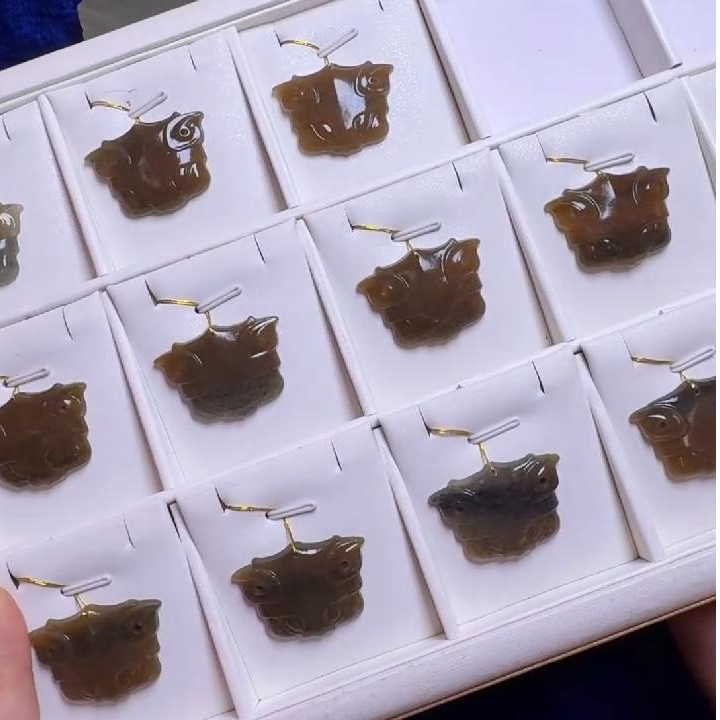 【倔老头工厂】和田玉且末糖仿古虎头面吊坠 配绳 多样性发一