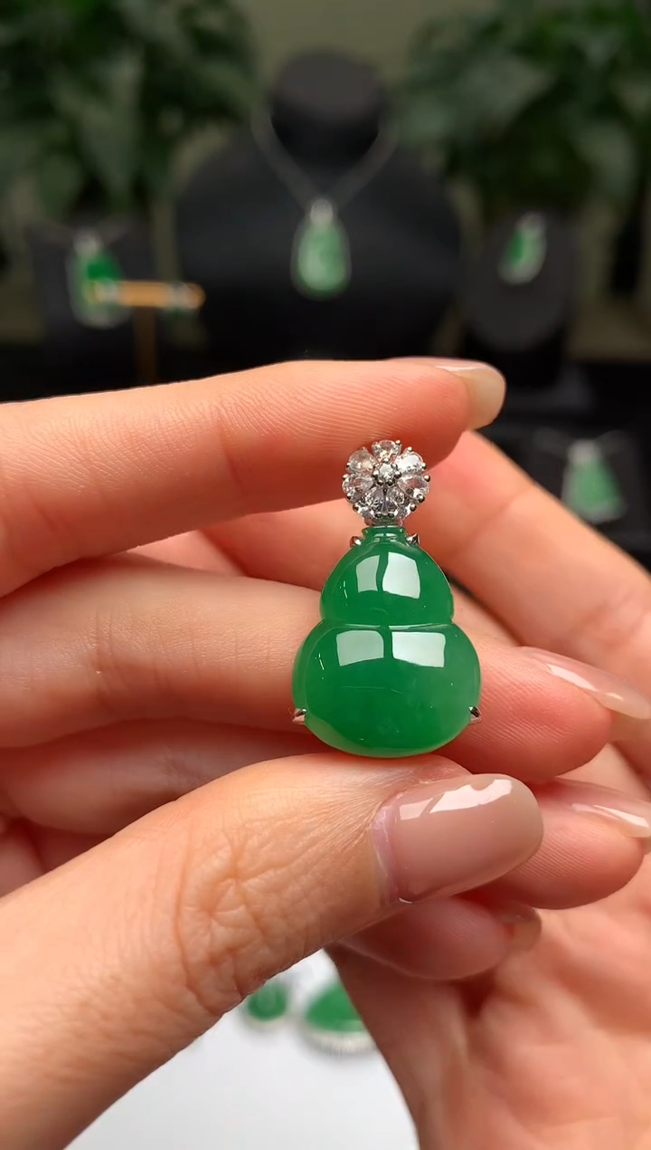 颈饰18K金镶嵌翡翠葫芦