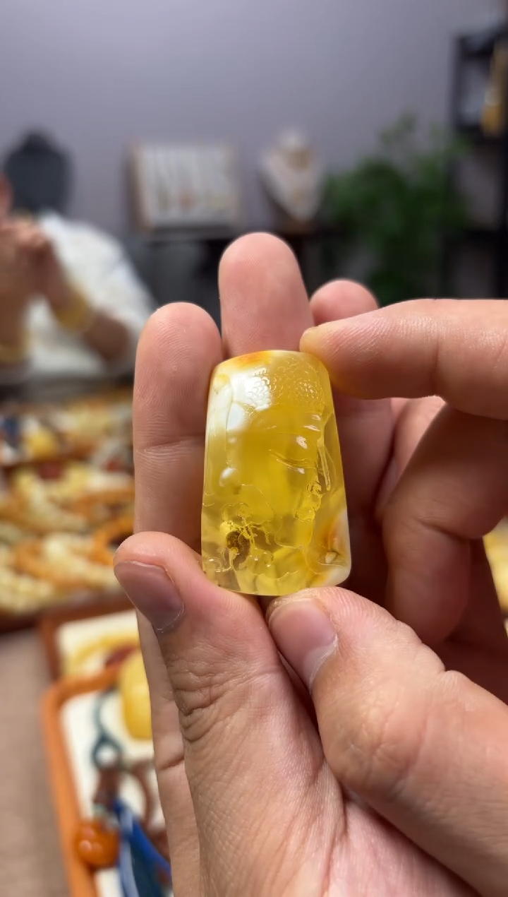 【闪购商品】蜜蜡裸石未镶嵌一心向佛