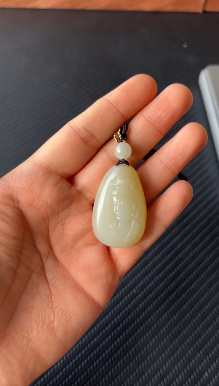 【闪购商品】和田玉吊坠(赠链)未镶嵌且末微色差迪克兰一细