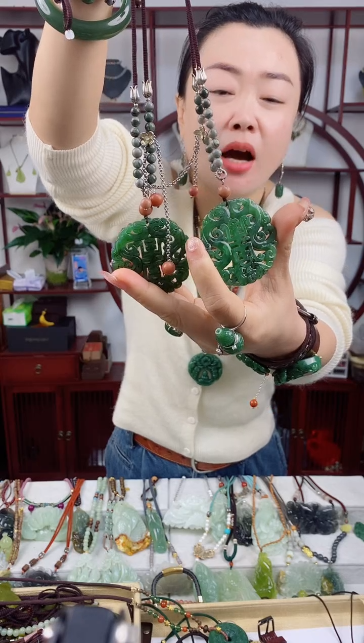 未镶嵌岫玉颈饰1碧2玉