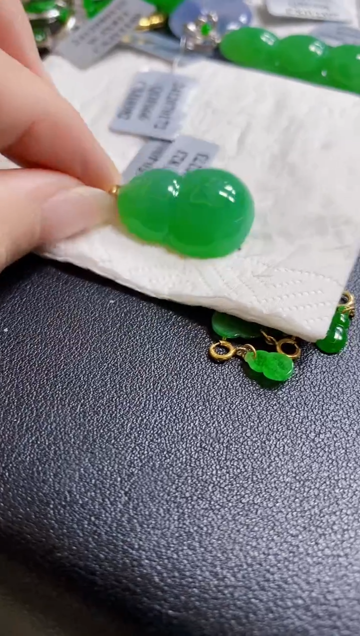 翡翠18K金镶嵌颈饰葫芦
