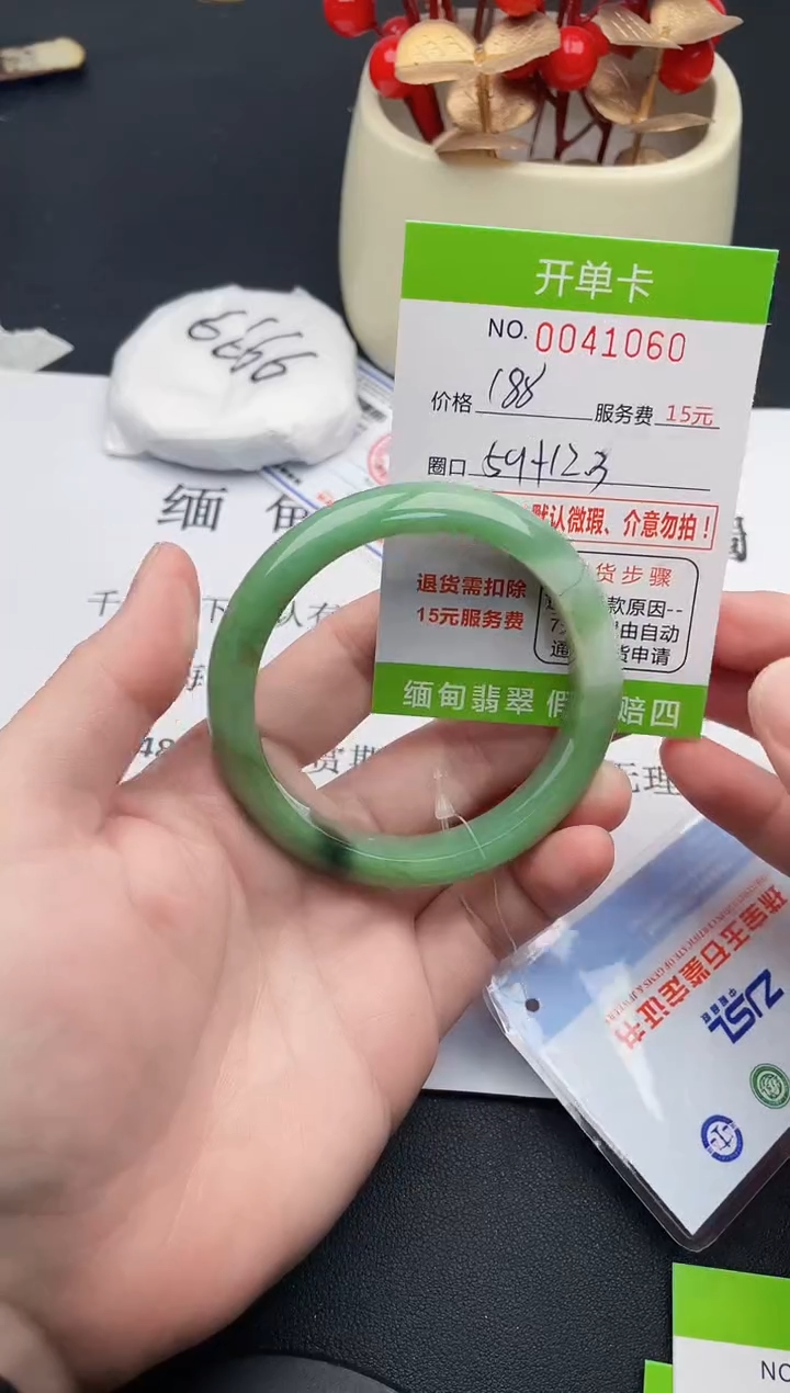 【闪购商品】60女王丽致优雅手镯时尚百搭