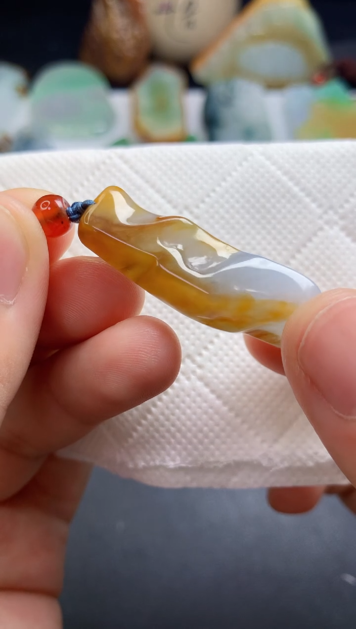 颈饰未镶嵌翡翠  