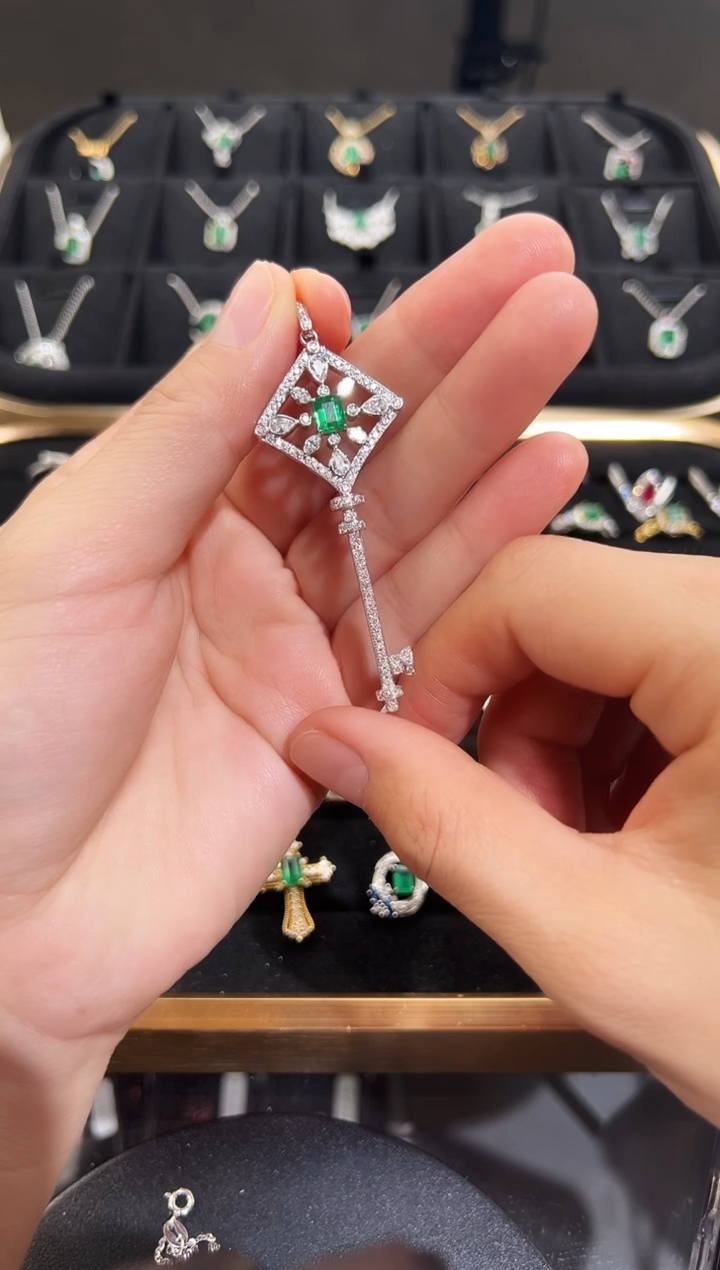 【闪购商品】祖母绿吊坠(不含链)18K金镶嵌祖母绿吊坠