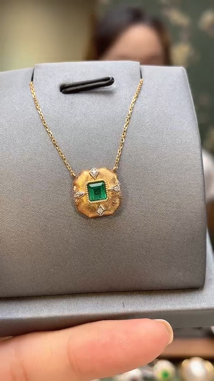 颈饰18K金镶嵌祖母绿主石：0.28ct