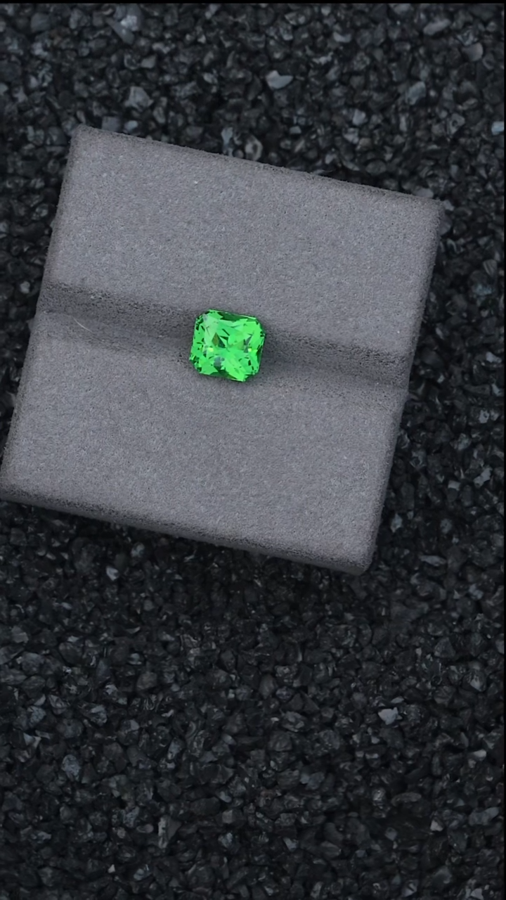 【闪购商品】石榴石（沙弗莱）裸石未镶嵌2.03克拉