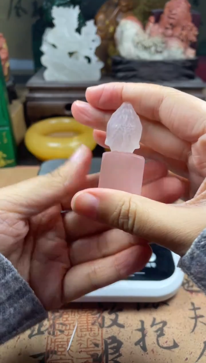 寿山石印石荔枝冻佛手合十印纽 花开见佛