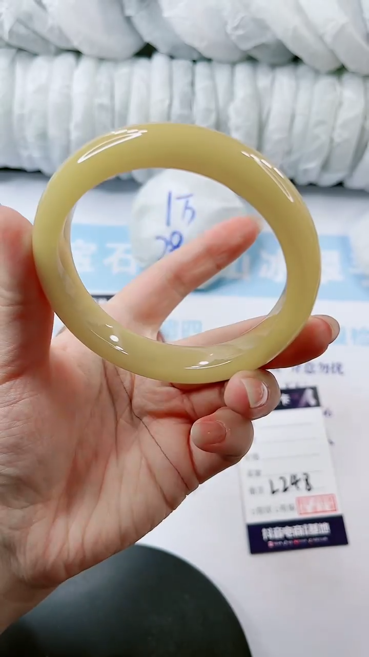 【闪购商品】石英质玉手镯未镶嵌多样性发货L248