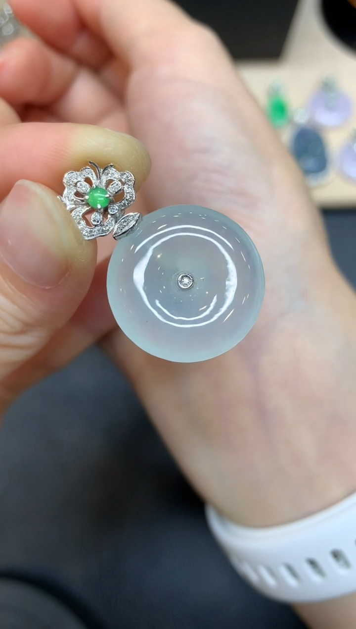 【闪购商品】翡翠颈饰18K金镶嵌平安扣【无服务费