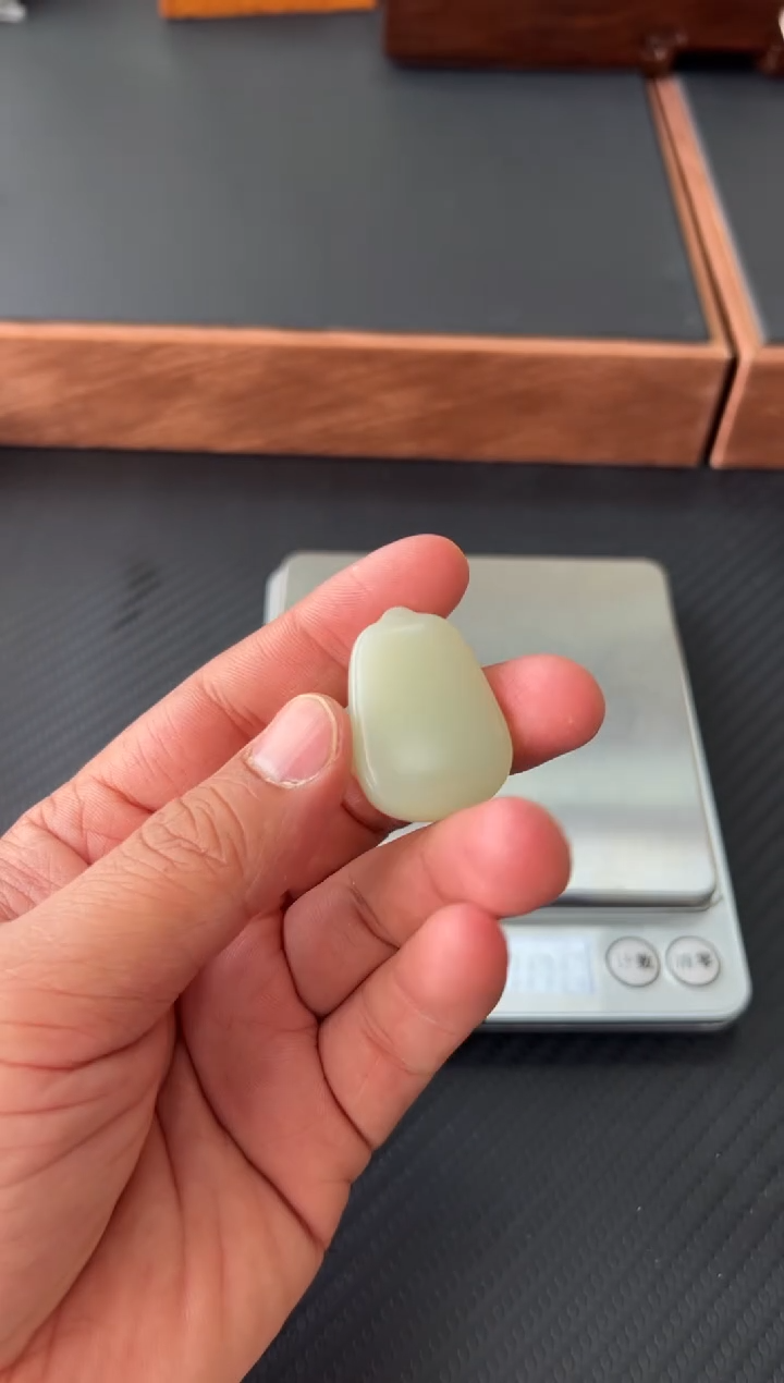 【闪购商品】和田玉未镶嵌吊坠(赠链)且末微色差迪克兰一细