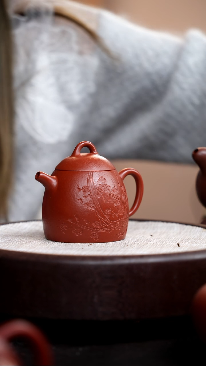 【闪购商品】紫砂茶壶朱泥秦权刻梅