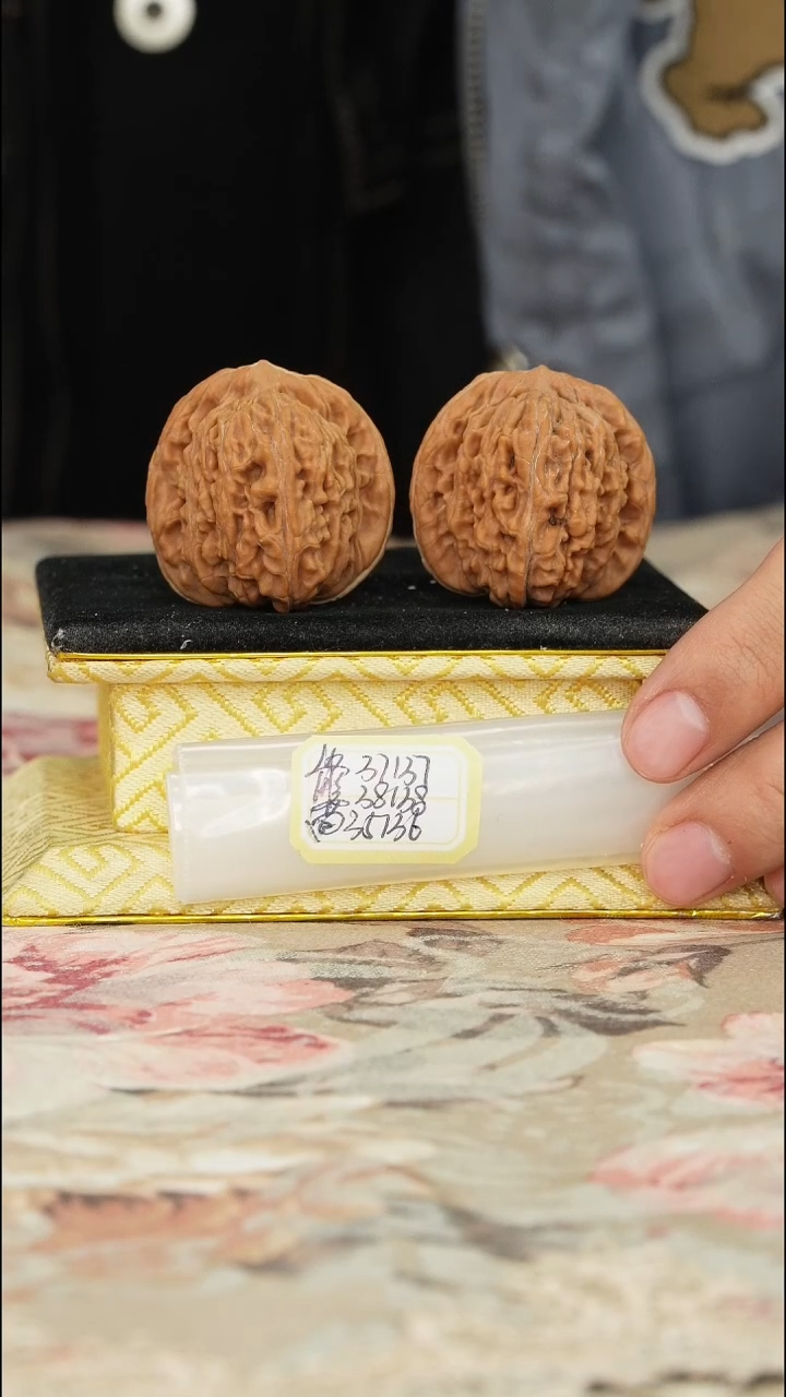 【闪购商品】文玩核桃把件一代楼
