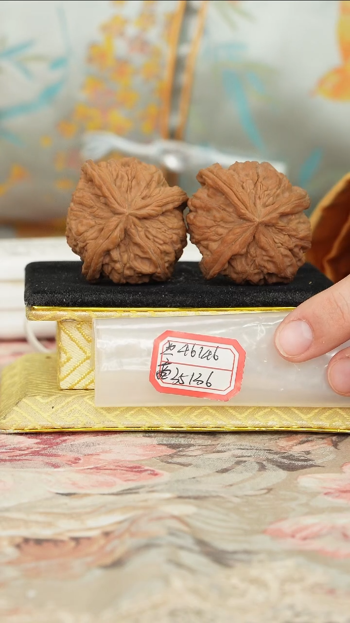 【闪购商品】文玩核桃把件红狮子头四棱