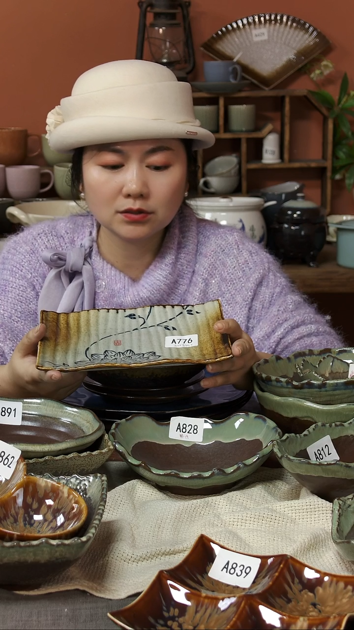 陶瓷念*A776 一只手绘蓝莲花长方盘条纹 23*15*2.5 微瑕