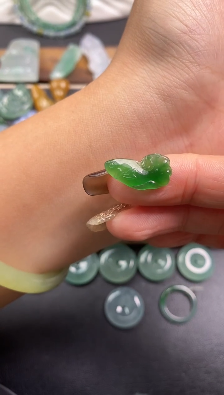 颈饰未镶嵌翡翠金鱼