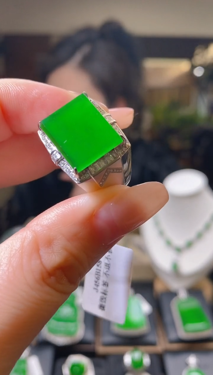 【闪购商品】翡翠吊坠(不含链)18K金镶嵌多样性发其一