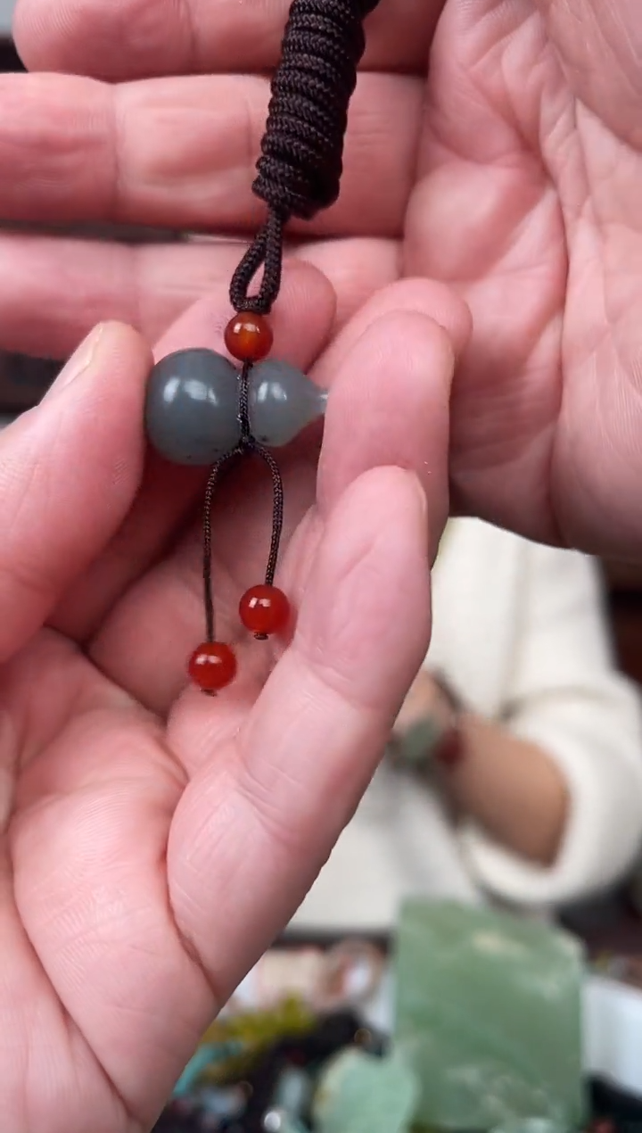 未镶嵌蛇纹石玉颈饰··1