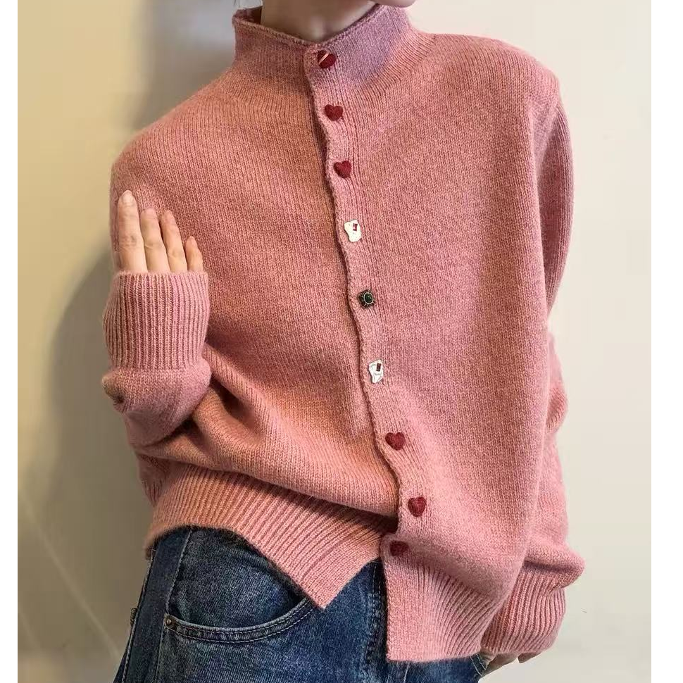 时尚减龄爱心扣开衫毛衣