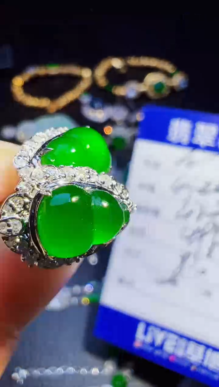 18K金镶嵌翡翠耳饰风*翡翠