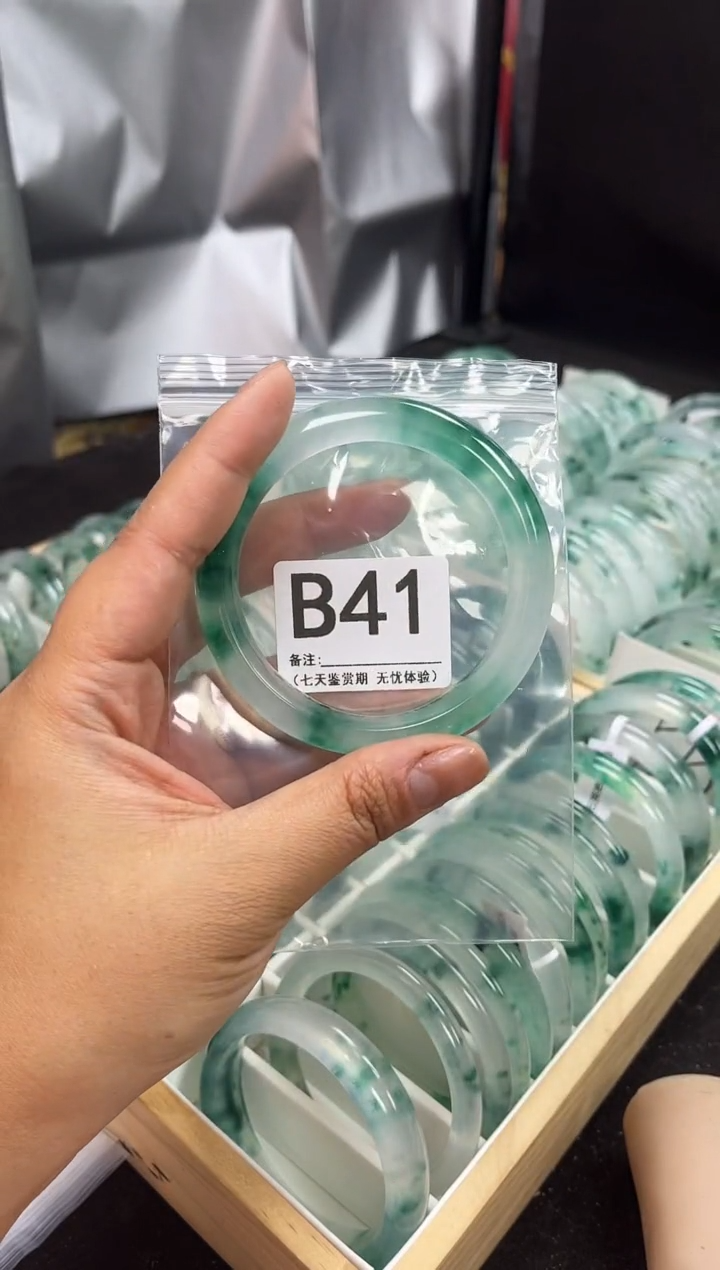 【闪购商品】石英岩玉手镯未镶嵌B41