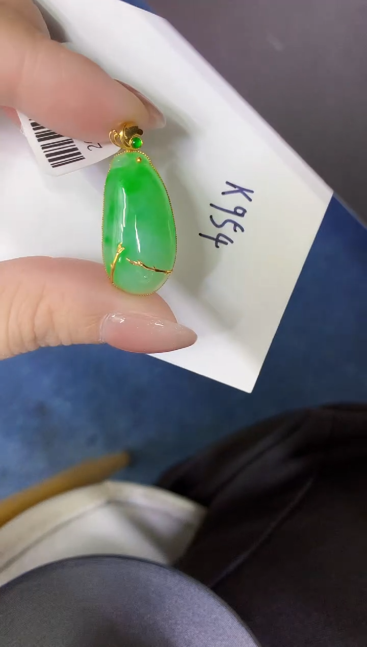 颈饰18K金镶嵌翡翠缅甸天然翡翠A货