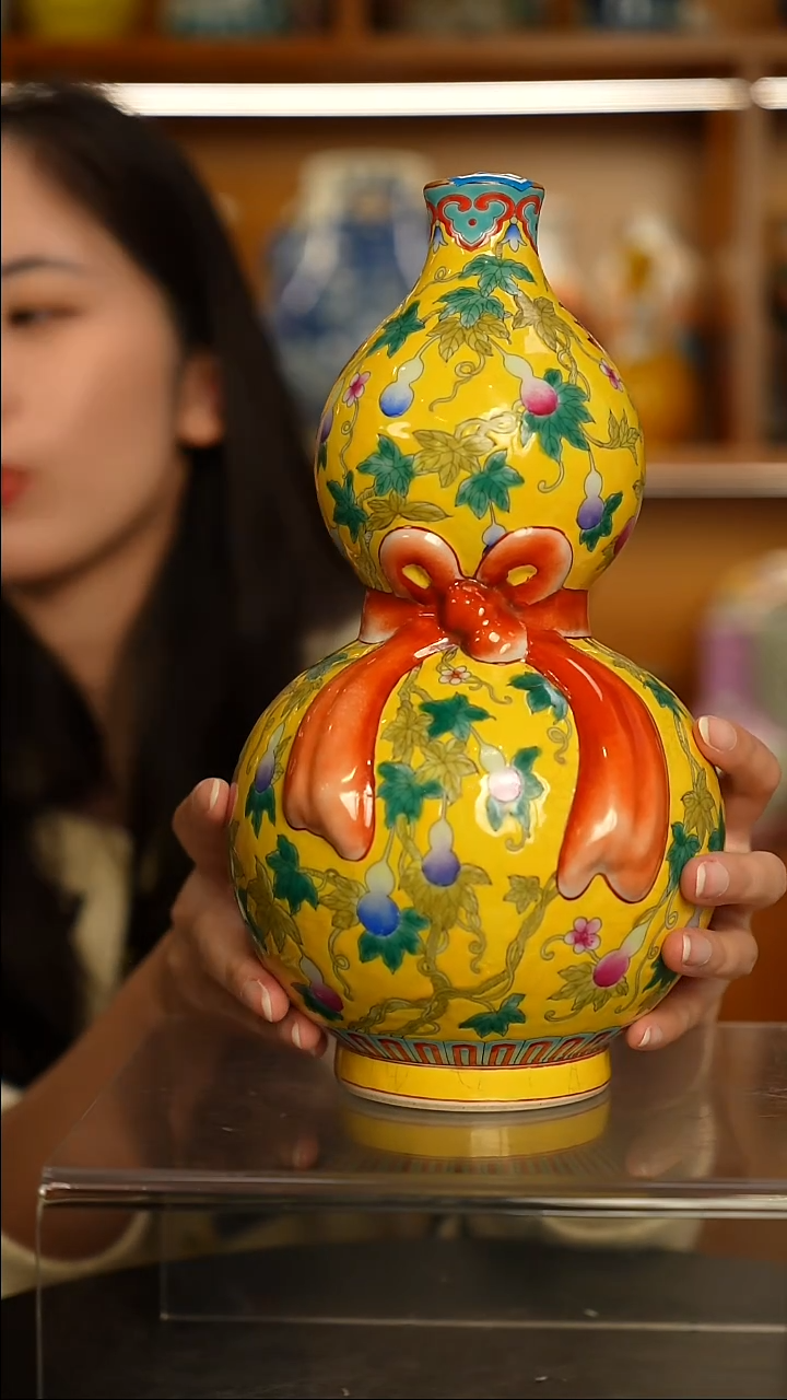 仿清瓷粉彩葫芦瓶一只