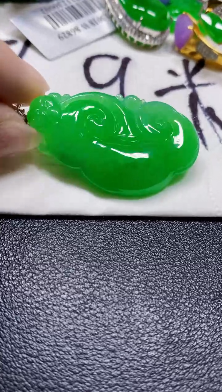 颈饰18K金镶嵌翡翠如意